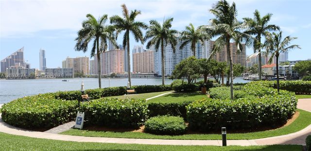 1000 W Island Blvd 202, Aventura, FL 33160