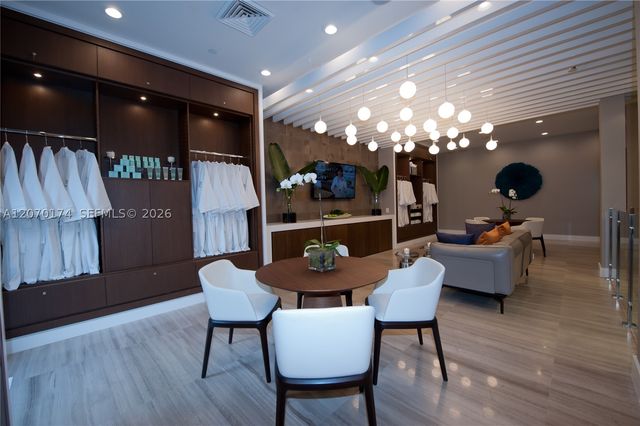 1000 W Island Blvd 202, Aventura, FL 33160