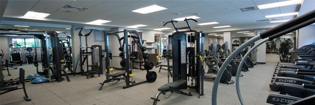 1000 W Island Blvd 202, Aventura, FL 33160