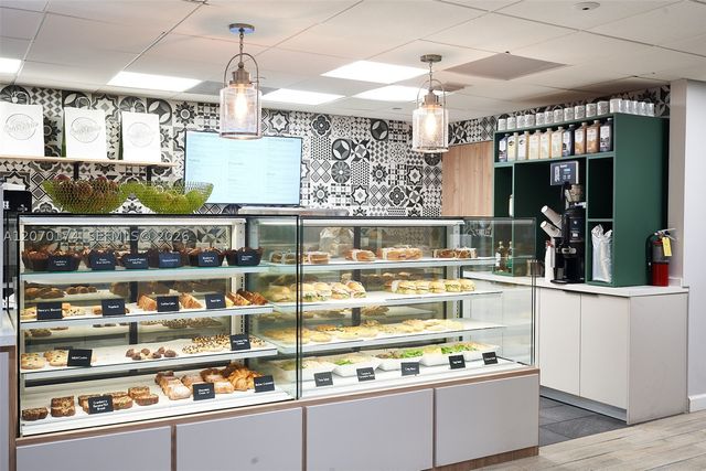 1000 W Island Blvd 202, Aventura, FL 33160