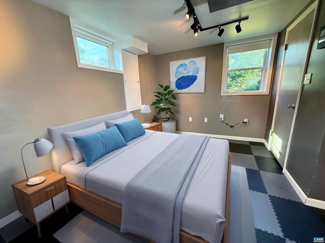 405 MOSELEY DR, Charlottesville, VA 22903