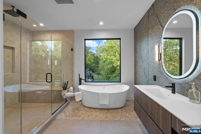 577 Floyd Street, Englewood Cliffs, NJ 07632