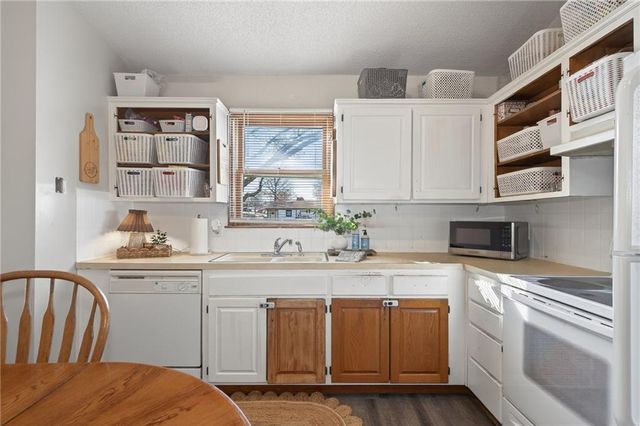 1325 N Harvey Drive, Olathe, KS 66061