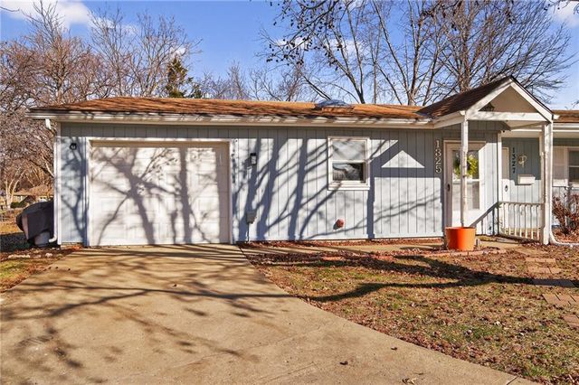 1325 N Harvey Drive, Olathe, KS 66061