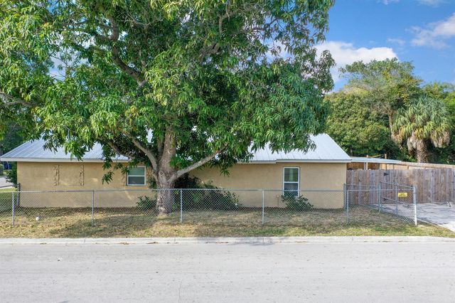 1002 Avenue E E, Fort Pierce, FL 34950