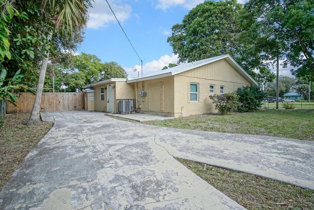 1002 Avenue E E, Fort Pierce, FL 34950
