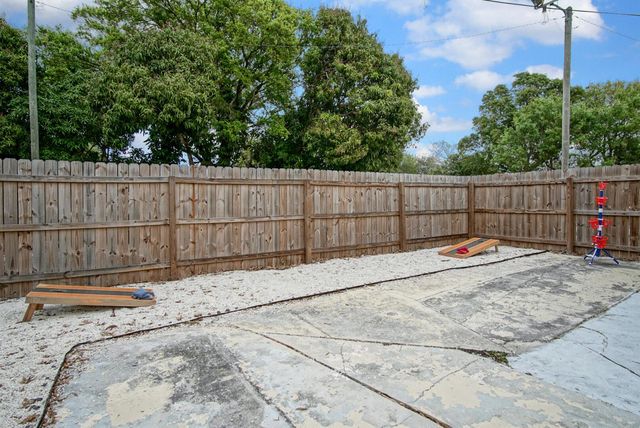 1002 Avenue E E, Fort Pierce, FL 34950