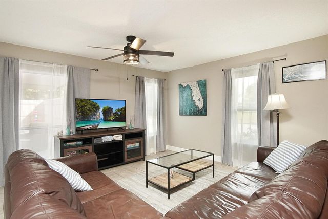 1002 Avenue E E, Fort Pierce, FL 34950