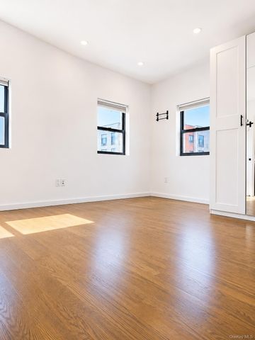 20-01 Steinway Street 3, Astoria, NY 11105