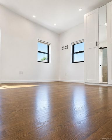 20-01 Steinway Street 3, Astoria, NY 11105