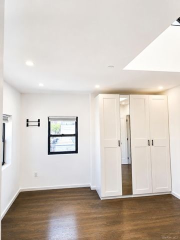 20-01 Steinway Street 3, Astoria, NY 11105