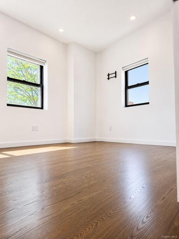 20-01 Steinway Street 3, Astoria, NY 11105