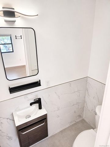 20-01 Steinway Street 3, Astoria, NY 11105