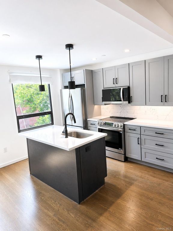 20-01 Steinway Street 3, Astoria, NY 11105