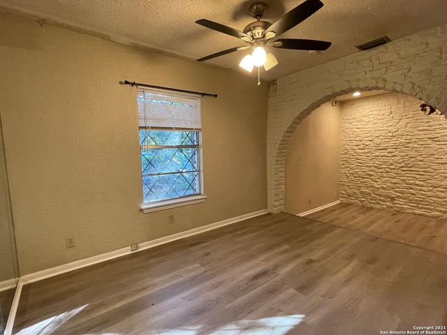 315 HILLCREST DR, San Antonio, TX 78228