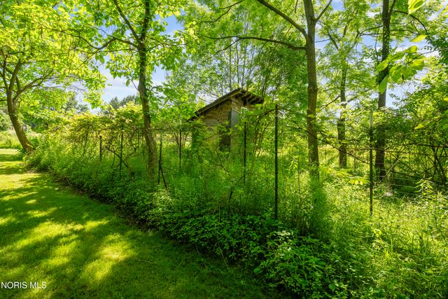 1464 Berkey Road, Swanton, OH 43558
