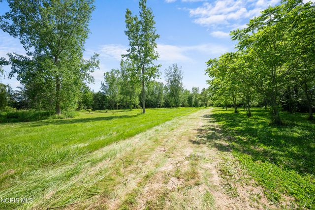 1464 Berkey Road, Swanton, OH 43558