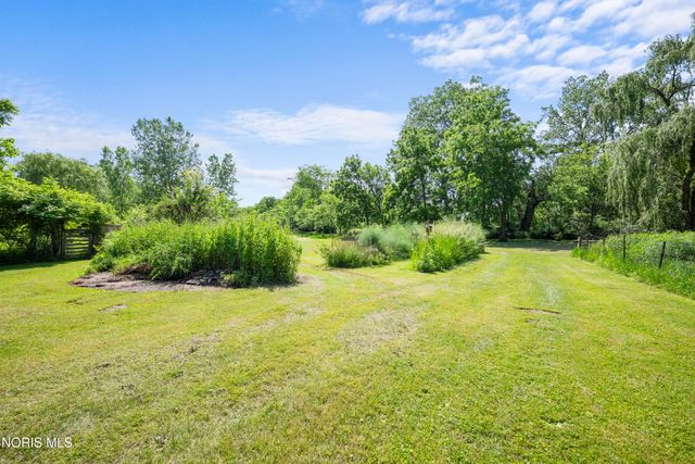 1464 Berkey Road, Swanton, OH 43558