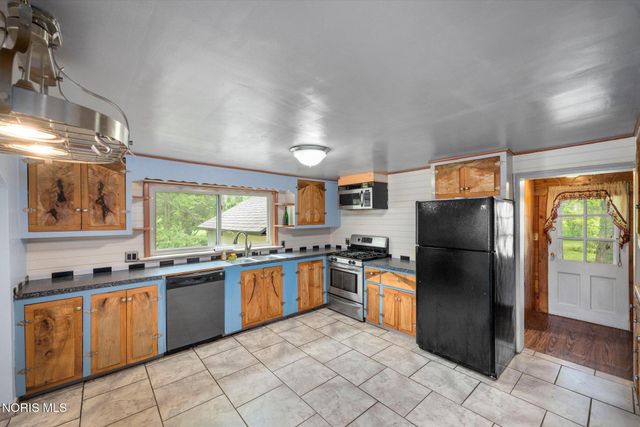 1464 Berkey Road, Swanton, OH 43558