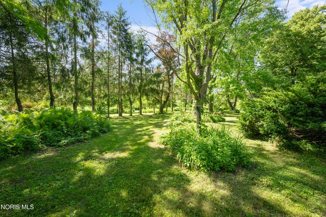 1464 Berkey Road, Swanton, OH 43558