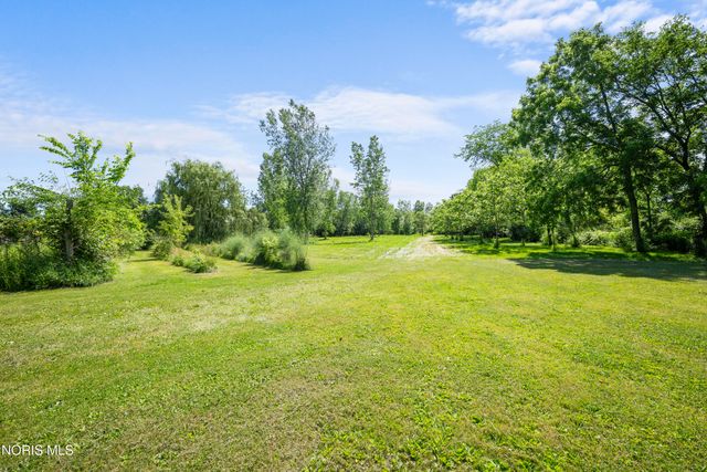 1464 Berkey Road, Swanton, OH 43558
