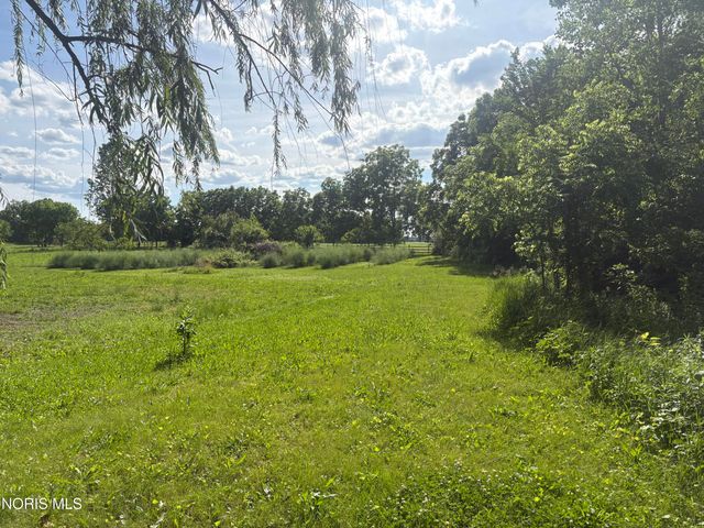 1464 Berkey Road, Swanton, OH 43558