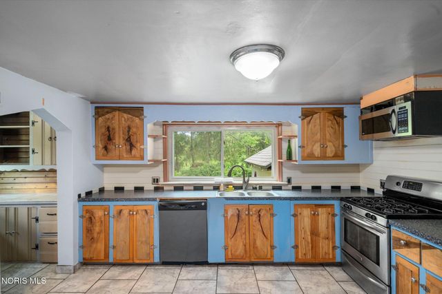 1464 Berkey Road, Swanton, OH 43558