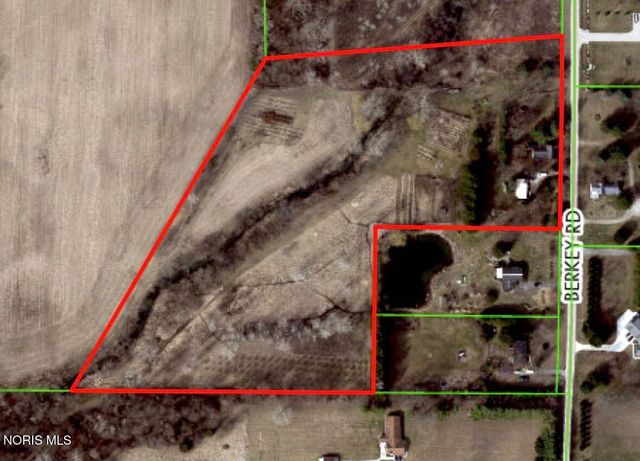 1464 Berkey Road, Swanton, OH 43558