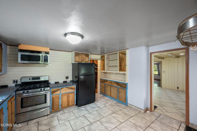 1464 Berkey Road, Swanton, OH 43558
