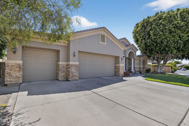 1333 N CLIFFSIDE Drive, Gilbert, AZ 85234