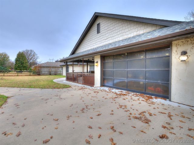 517 Meadowood Drive, Broken Arrow, OK 74011