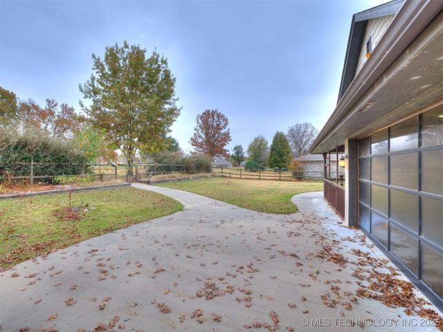 517 Meadowood Drive, Broken Arrow, OK 74011