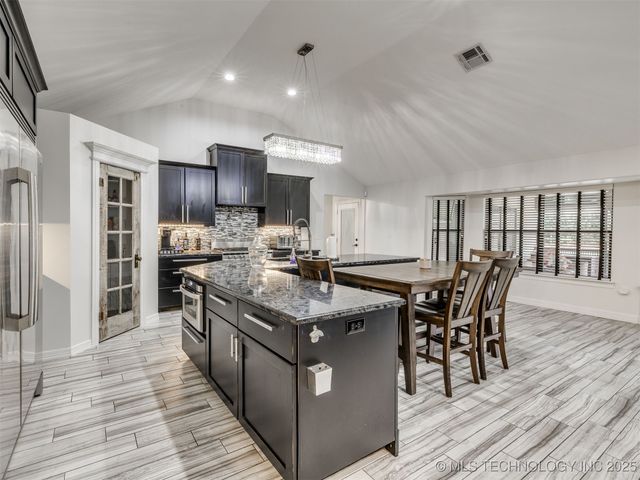 517 Meadowood Drive, Broken Arrow, OK 74011