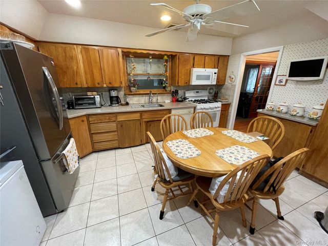 1286 America Avenue, West Babylon, NY 11704