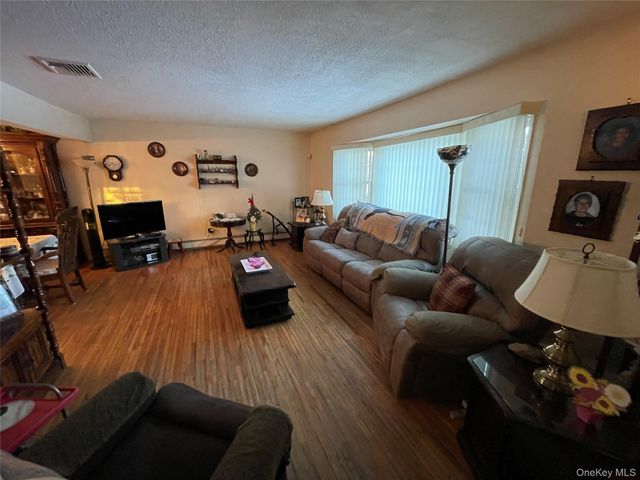 1286 America Avenue, West Babylon, NY 11704