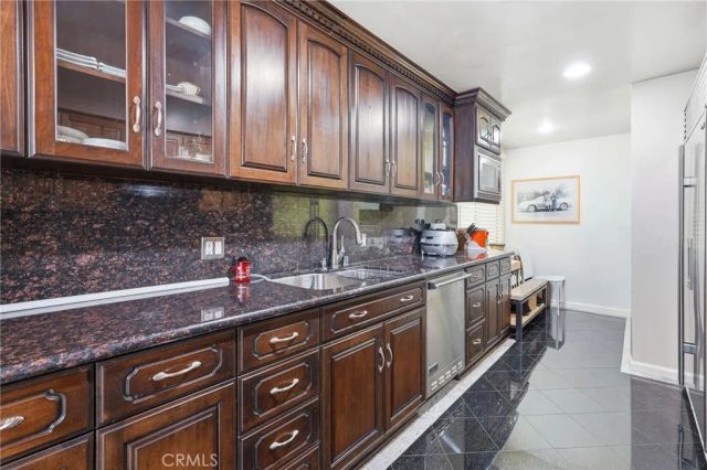 429 N Oakhurst Drive 301, Beverly Hills, CA 90210