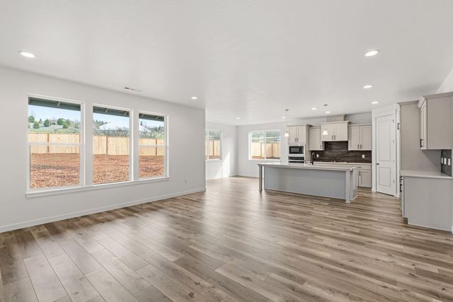 1159 Pumpkin Ridge Drive 323, Eagle Point, OR 97524