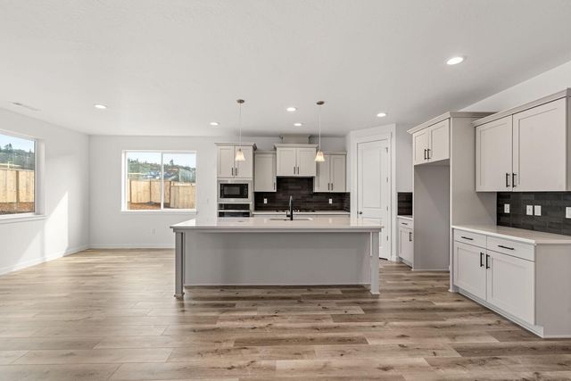 1159 Pumpkin Ridge Drive 323, Eagle Point, OR 97524