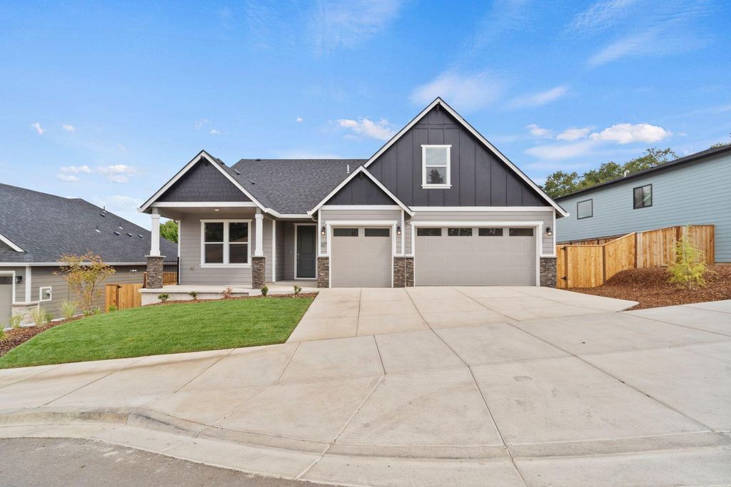 1159 Pumpkin Ridge Drive 323, Eagle Point, OR 97524