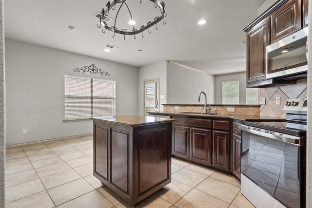 3200 Stonecrop Trail, Denton, TX 76226