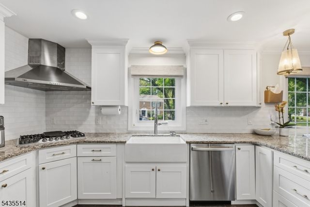25 Fells Manor Rd, Caldwell Boro Twp., NJ 07006