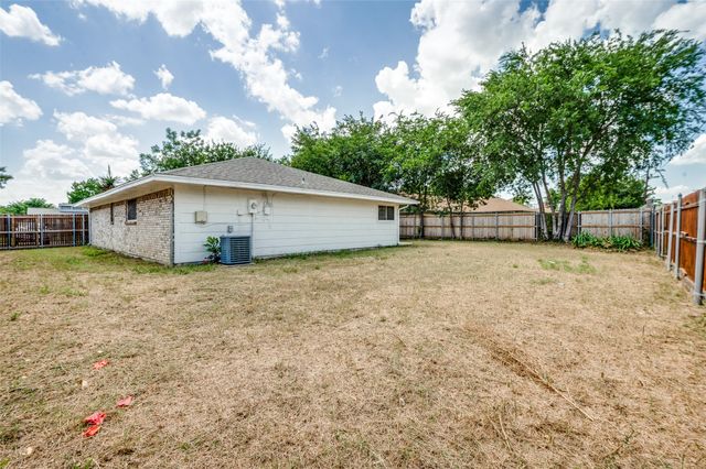 1902 Pat Ln, Carrollton, TX 75006