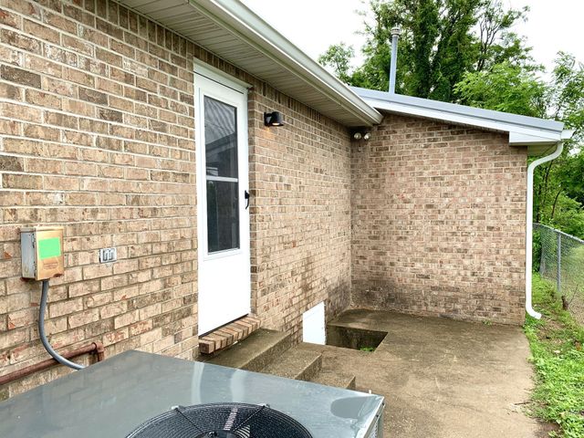 211 Lexington Dr, Clarksville, TN 37042