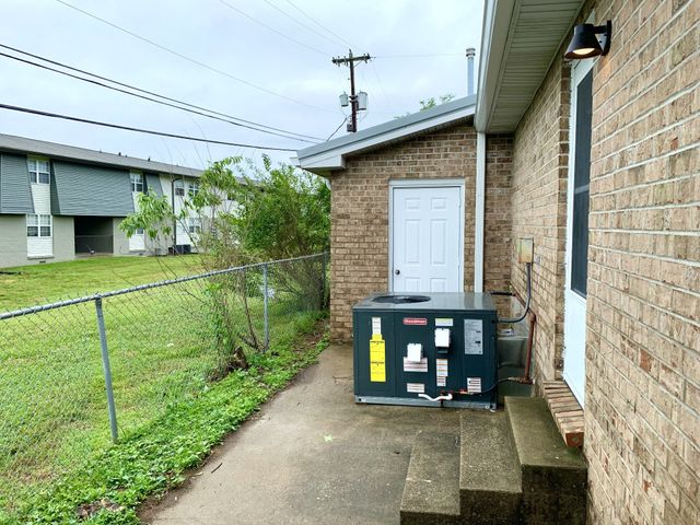 211 Lexington Dr, Clarksville, TN 37042