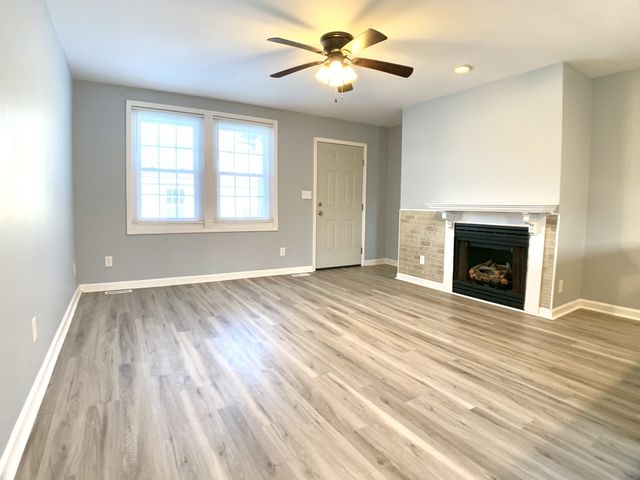 211 Lexington Dr, Clarksville, TN 37042