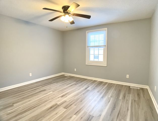 211 Lexington Dr, Clarksville, TN 37042