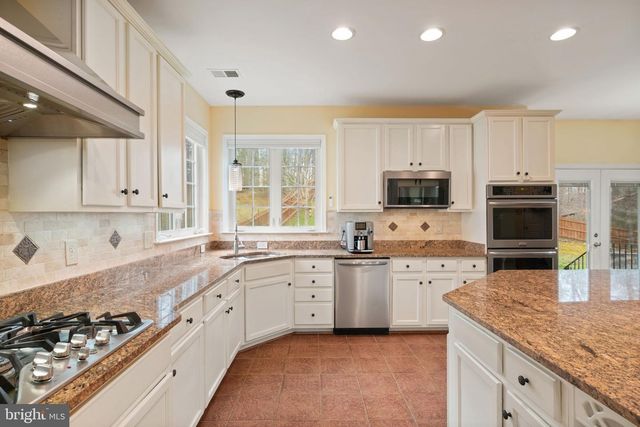 3679 EXPEDITION DR, Triangle, VA 22172