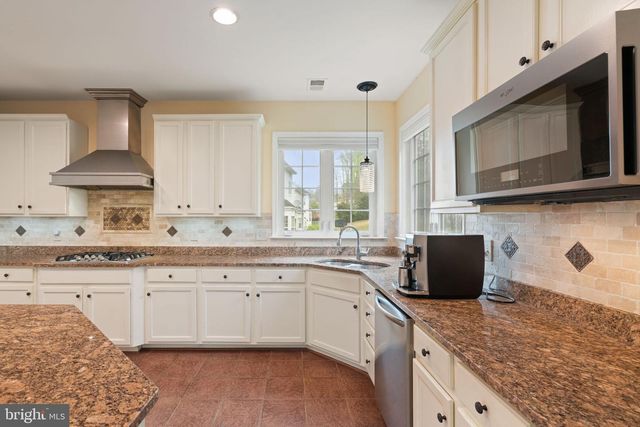 3679 EXPEDITION DR, Triangle, VA 22172