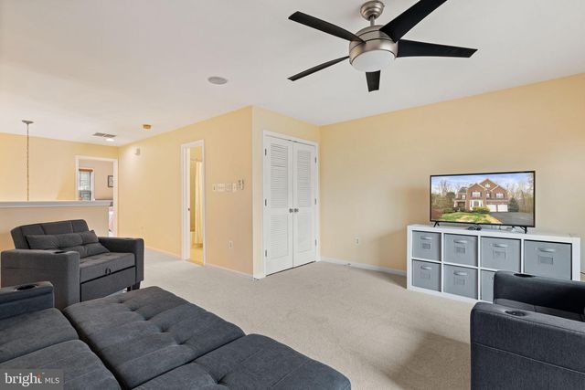 3679 EXPEDITION DR, Triangle, VA 22172