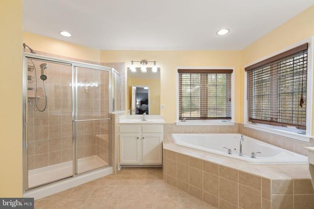 3679 EXPEDITION DR, Triangle, VA 22172